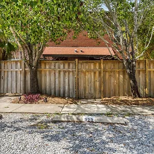  Holiday home Old East Hill Townhouse United States