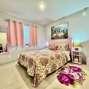  Apartment Alki Oasis: Modern Near & Downtown United States